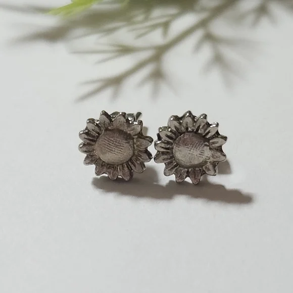 Vintage Silver Sunflower Stud Earrings Dainty Flower Stud Earrings - Picture 7 of 7